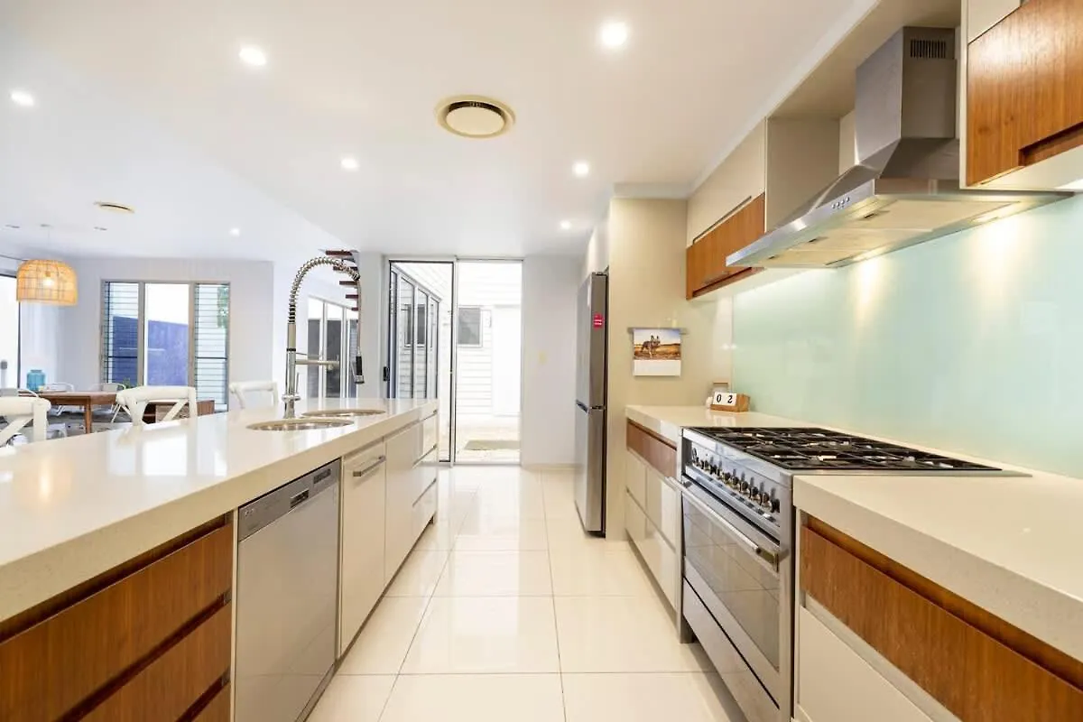Saltbreeze - Laidback Poolside Living By The Canal Twin Waters Holiday home