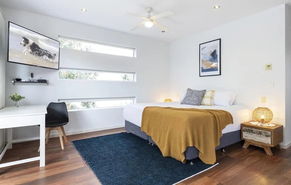 Holiday home Saltbreeze - Laidback Poolside Living By The Canal Twin Waters