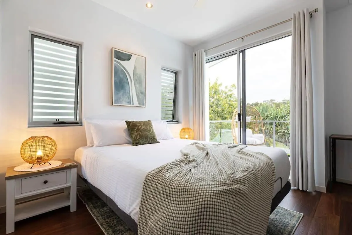Saltbreeze - Laidback Poolside Living By The Canal Twin Waters