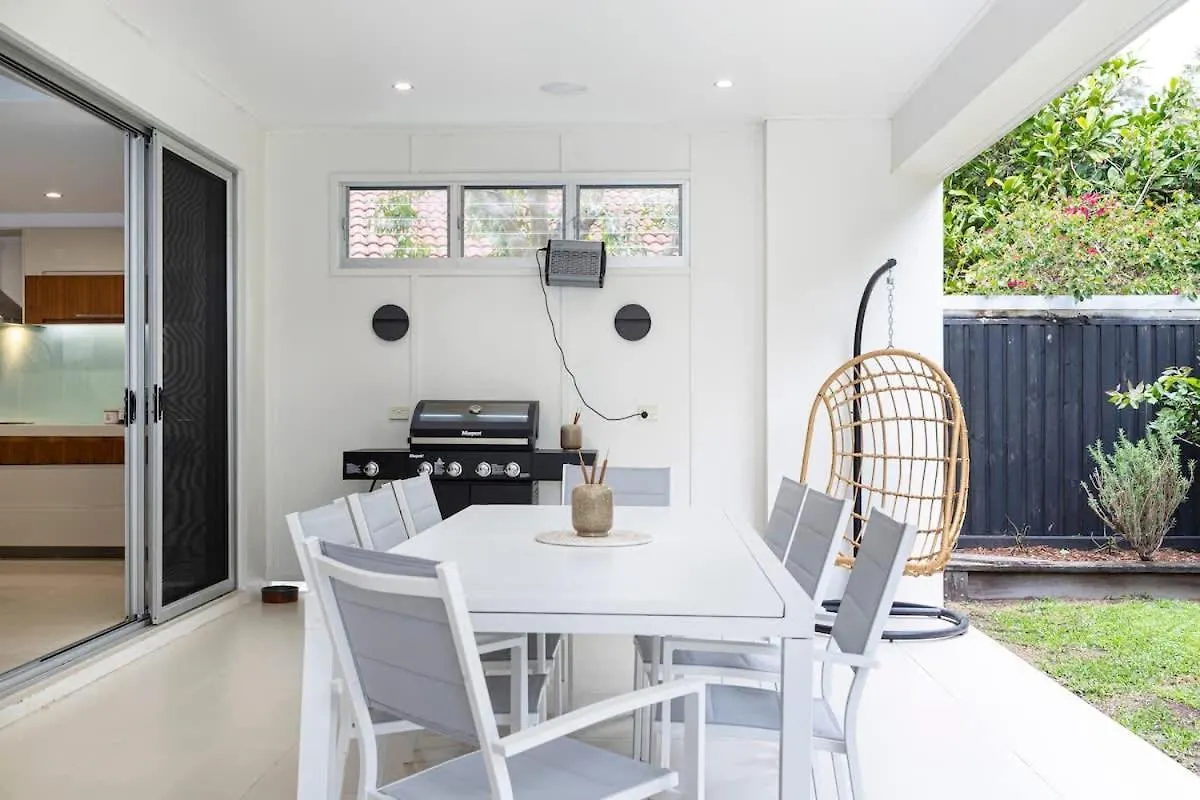 Saltbreeze - Laidback Poolside Living By The Canal Twin Waters Holiday home